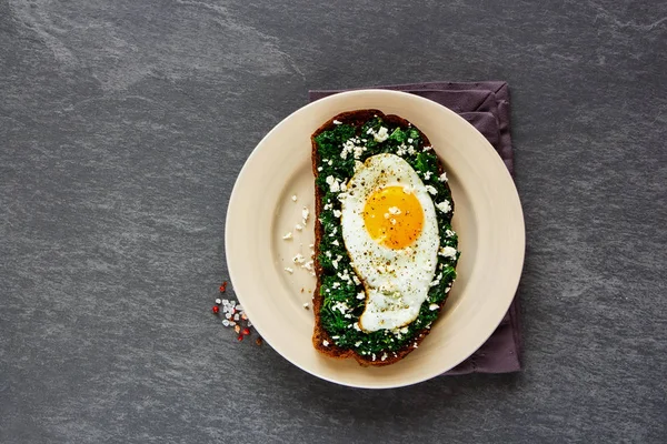 Düz plaka kahvaltı çavdar ekmeği sandviç kale, kızarmış yumurta ve peynir beton arka plan üstten görünüm üzerinde yatırın. Beslenme, sağlıklı zayıflama, diyet yaşam tarzı konsepti. 