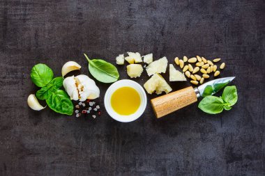 İtalyan pesto sos taze malzemelerle karanlık antika arka plan üzerinde düz-lay. Üstten görünüm, kopya alanı.