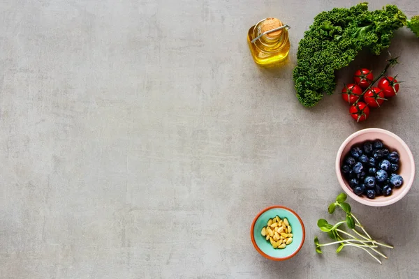 Sortimento Alimentos Orgânicos Crus Couve Salada Agrião Mirtilos Tomate Cereja — Fotografia de Stock