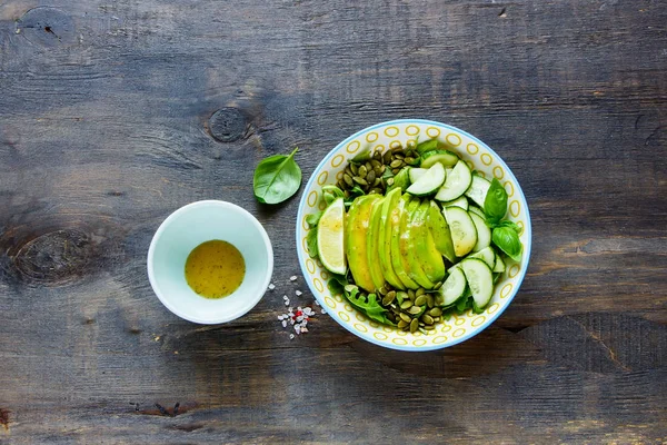 Salade Été Verte Végétalienne Avec Avocat Roquette Concombres Graines Citrouille — Photo