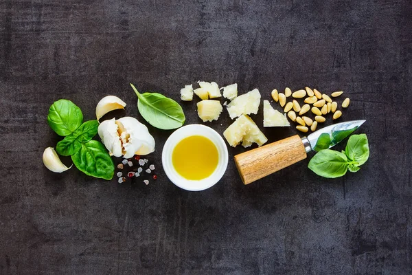 İtalyan pesto sos taze malzemelerle karanlık antika arka plan üzerinde düz-lay. Üstten görünüm, kopya alanı.