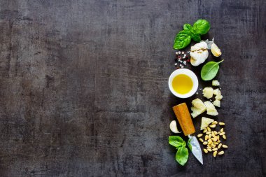 Ev yapımı İtalyan pesto sos için organik maddeler üstten görünüm karanlık antika arka plan düz üzerinde yatıyordu.