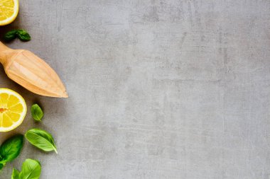 Malzemeler için sağlıklı ev yapımı limonata veya kokteyl açık renkli düz üzerinde yatıyordu. Üstten görünüm, kopya alanı.