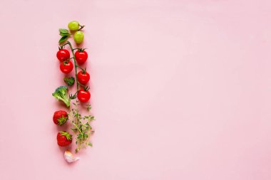 Superfood üzerinde pembe bir arka plan düz-lay. Üstten görünüm, kopya alanı.