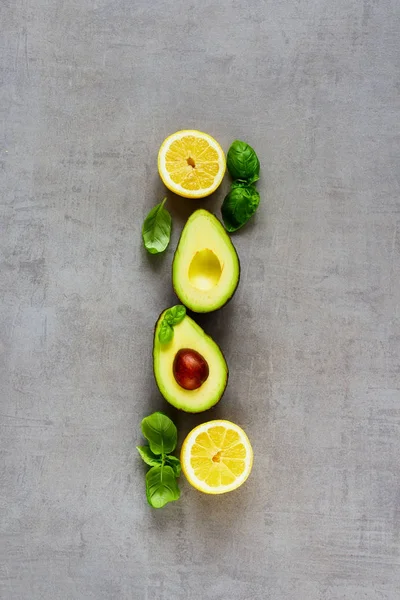 Flat Lay Van Biologische Avocado Citroen Basilicum Een Lichte Achtergrond — Stockfoto