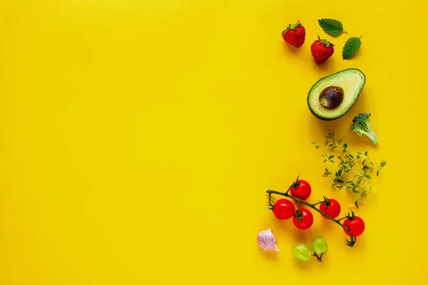 Superfood Sobre Fondo Amarillo Plano Yacía Vista Superior Espacio Copia — Foto de Stock