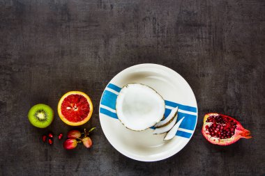 Organik meyve seçimi üstten görünüm siyah arka plan, düz-lay, kopya alanı.