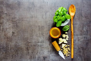 Organik maddeler için İtalyan pesto sos karanlık antika arka plan düz üzerinde yatıyordu. Üstten görünüm, kopya alanı.