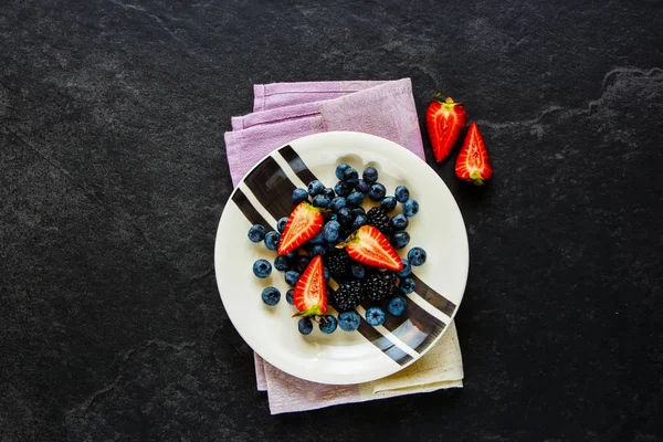 Organic Berry Plate Flat Lay Fresh Strawberry Blueberry Blackberry Mix — Stock Photo, Image