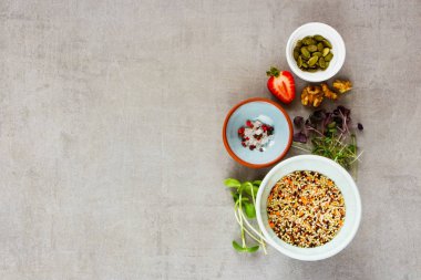 Düz temiz yeme sağlıklı gıda seçimi yatıyordu. Mikro Yeşiller, fındık, tohum, superfood, berry, hububat ışık arka plan üzerinde. Yemek pişirmek için malzemeler. Gıda arka plan kopya alanı ile. Üstten görünüm