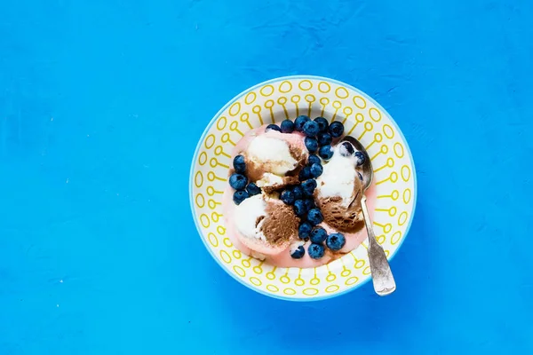 Colocación Plana Chocolate Derretido Rosa Vainilla Deliciosas Cucharadas Helado Tazón — Foto de Stock