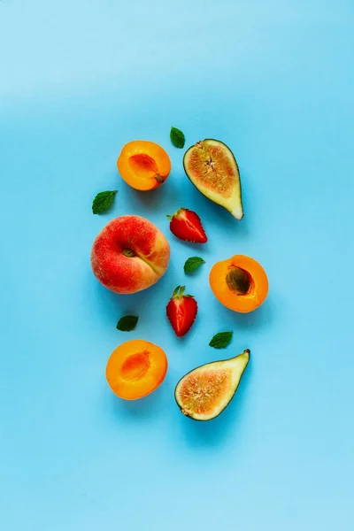 Frutas Orgánicas Verano Sobre Fondo Azul Claro Pastel Planas Composición — Foto de Stock