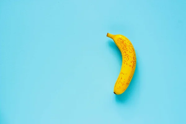 Plátano Sobre Fondo Pastel Color Azul Claro Plano Laico Composición — Foto de Stock
