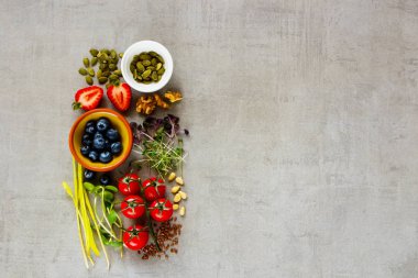Temiz yemek sağlıklı gıda seçimi Berry, sebze, mikro, fındık, tohum, superfood, ışık arka plan üzerinde Yeşiller. Yemek pişirmek için malzemeler. Gıda arka plan kopya alanı ile. Üstten görünüm, düz yatıyordu