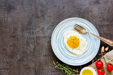 Sağlıklı kahvaltı ve temiz yemek kavramı kapatın. Düz plaka antika arka plan, üstten görünüm üzerinde kızarmış yumurta yatıyordu. Sağlıklı gıda.