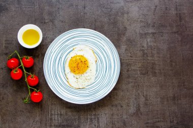 Kahvaltı ve sağlıklı beslenme kavramı. Antika arka plan düz tabağa kızarmış yumurta yatıyordu. Sağlıklı gıda. Üstten görünüm