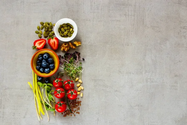 Manger Propre Sélection Aliments Sains Baies Légumes Micro Verts Noix — Photo