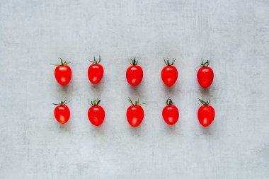 Yaratıcı düzen taze kiraz domates ışık arka plan üzerinde yapılmış. Sağlıklı yemek. Gıda kavramı. Düz yatıyordu, en iyi görünümü