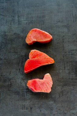 Biftek ton çiğ balığı vintage zemin düz üzerinde yatıyordu. Sağlıklı yemek. Gıda kavramı. Üstten görünüm