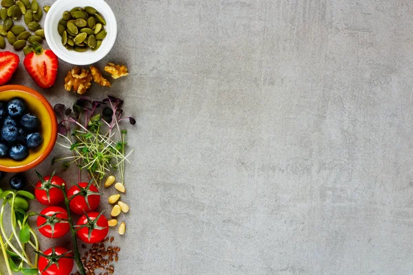 Comida Saludable Selección Comidas Limpias Cerca Bayas Verduras Microverduras Nueces — Foto de Stock