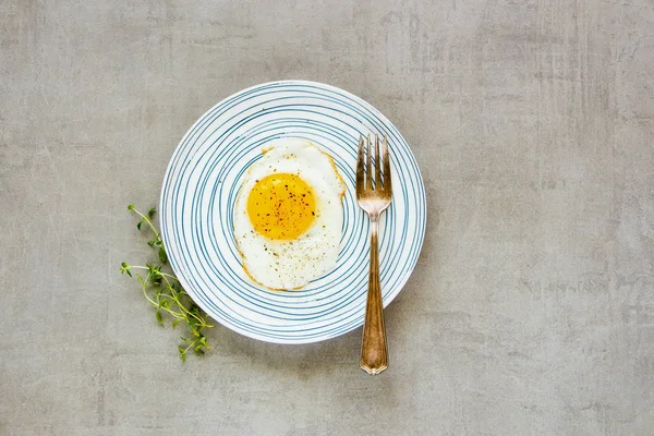 Kahvaltı Sahanda Yumurta Plaka Işık Taş Üzerinde Arka Plan Düz — Stok fotoğraf