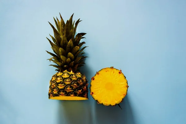 Piña Sobre Fondo Azul Plano Yacía Fruta Tropical Alimentos Orgánicos — Foto de Stock