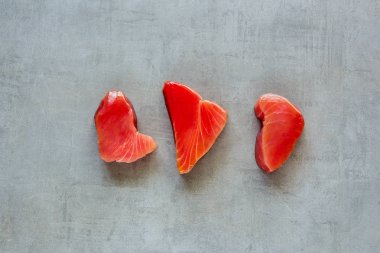 Işık arka plan üzerinde taze ton balığı bifteği. Sağlıklı yemek. Gıda kavramı. Düz yatıyordu, en iyi görünümü