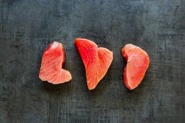 Ham ton balığı biftek vintage zemin düz üzerinde yatıyordu. Sağlıklı yemek. Gıda kavramı. Üstten görünüm