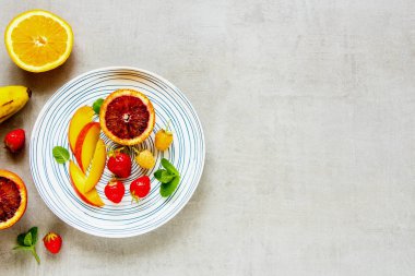 Düz tropikal meyve ve taze çilek yatıyordu. Biyo gıda kavramı. Üstten görünüm