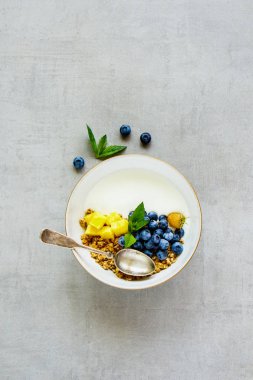 Granola Yunan yoğurt ananas yaban mersini ahududu kahvaltı kase düz yatıyordu.