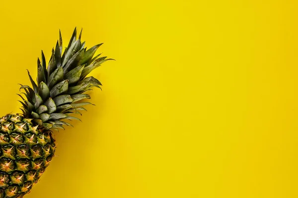 Piña Orgánica Sobre Fondo Amarillo Plano Fruta Tropical Arriba Comida — Foto de Stock