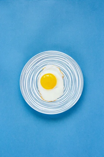 Stekt Ägg Plåt Blå Bakgrund Platt Lay Mat Frukost Hälsosam — Stockfoto