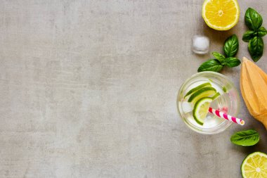 Taze ev yapımı limonata düz yatıyordu. Sağlıklı yaz kokteyl içki kireç üstten görünüm ile yenileme