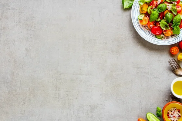 Gezonde Ingrediënten Kleurrijke Salade Plaat Licht Achtergrond Plat Lag Cherry — Stockfoto