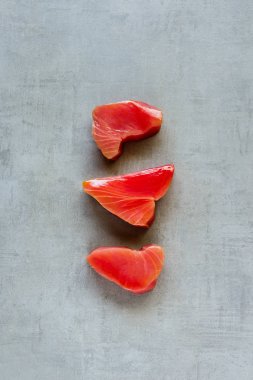 Işık arka plan üzerinde ham ton balığı biftek. Sağlıklı yemek. Gıda kavramı. Düz yatıyordu, en iyi görünümü