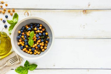 Tabak vegan salatası düz yatıyordu. Sağlıklı yaşam konsepti