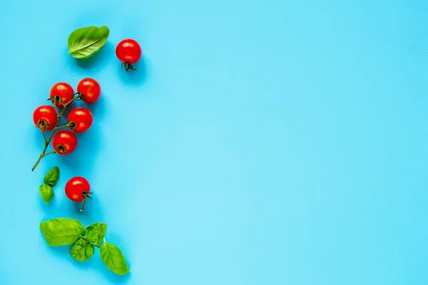 Bio Composición Alimentos Plana Laico Tomates Hojas Albahaca Enmarcan Sobre — Foto de Stock