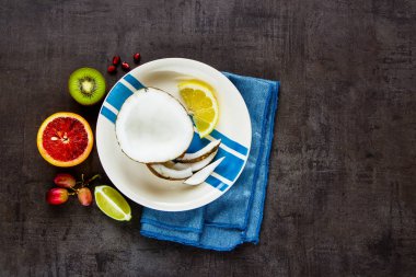 Meyve düz-lay seçimi. Organik meyve siyah arka plan üzerine. Üstten görünüm, kopya alanı.