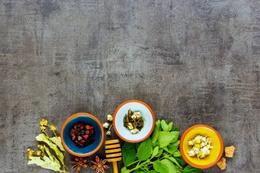 Çay seti düz-lay. Çay yukarıdan antika arka plan üzerinde çeşitli.