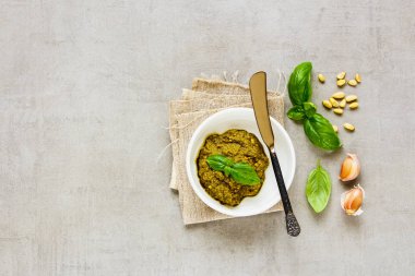 Taze fesleğen pesto sos düz yatıyordu. Üstten görünüm, kopya alanı.