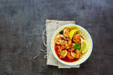 Düz-lay ızgara pembe karides karides limon ve sos ile. Deniz ürünleri kavramı. Üstten görünüm