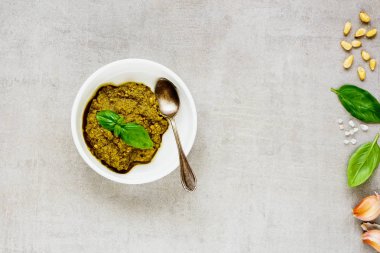 İtalyan fesleğen pesto sos ve malzemeler kapatın. Düz yatıyordu, en iyi görünümü.