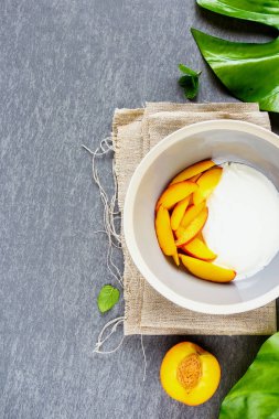 Kahvaltı düz yatıyordu. Sağlıklı doğal yoğurt ve taze şeftali. Sağlıklı gıda kavramı.