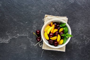 Tam organik meyve kase düz yatıyordu. Yaz gıda kavramı. Hala hayat yeme sağlıklı yaşam ve diyet, Vejeteryan, Vejeteryan, temiz