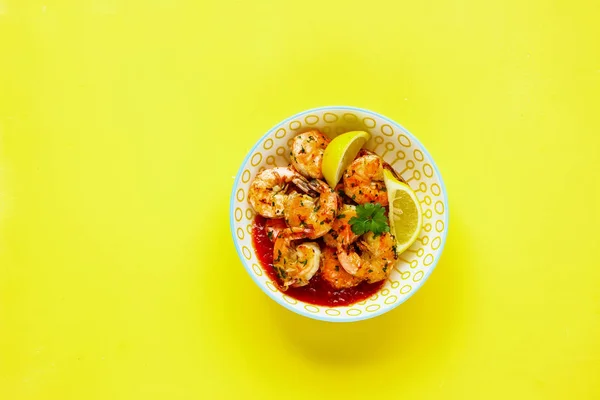 Camarones Gambas Rosadas Parrilla Con Limones Salsa Sobre Fondo Amarillo — Foto de Stock