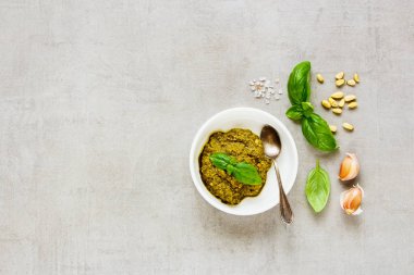 Fesleğen pesto sos ve malzemeler düz yatıyordu. Üstten görünüm, kopya alanı.
