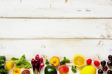 Taze meyve, sebze ve Yeşiller düz yatıyordu. Yaz gıda kavramı. Sağlıklı yaşam ve diyet, Vejeteryan, Vejeteryan, yemek malzemeler temiz