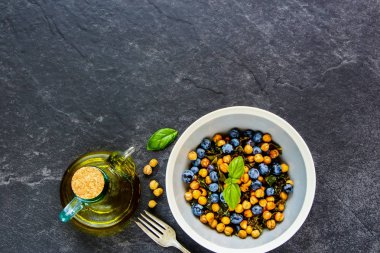 Vegan salata ve sağlıklı malzemelerle düz-lay.