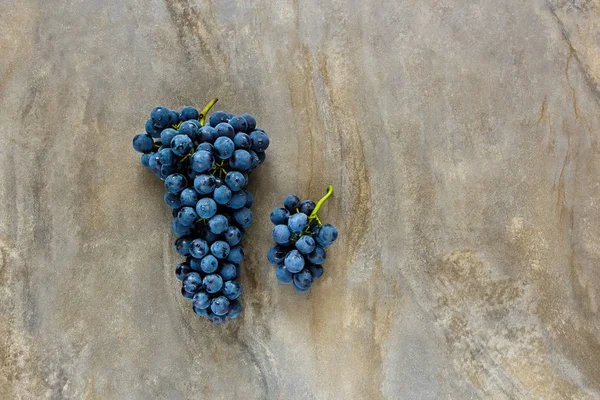 Düz-lay antika arka plan üzerinde taze üzüm 