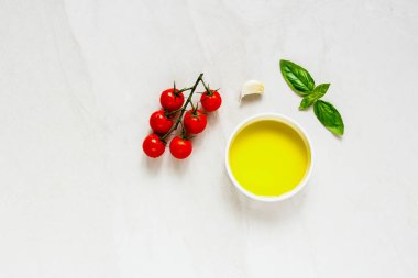 Arka plan düz lay zeytinyağı ve pişirme malzemelerin üzerine ışık